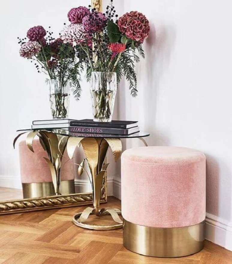 57. Sala com puff na cor dourada &ndash; Foto Westwing