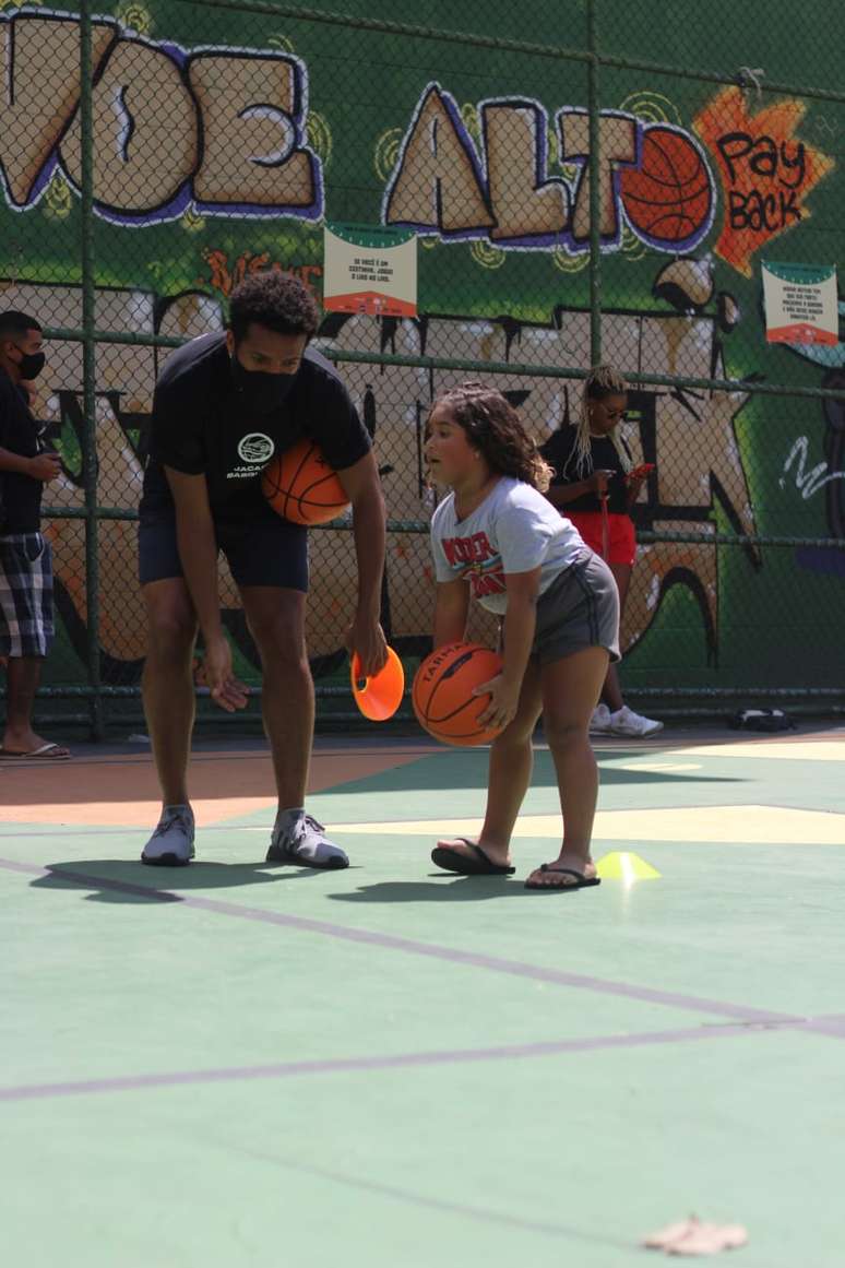 Jacaré Basquete leva esperança pro Jacarezinho 