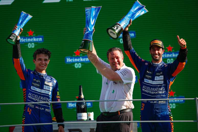 Lando Norris, Zak Brown e Daniel Ricciardo comemoram no p&oacute;dio de Monza