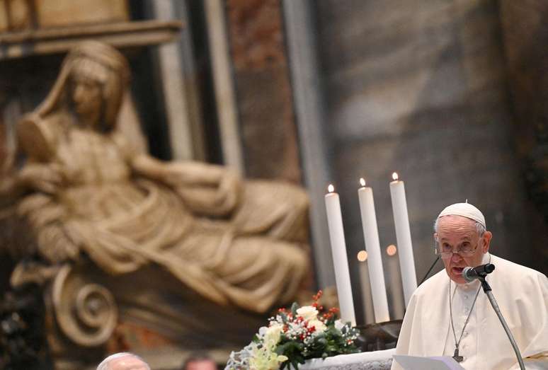 Papa Francisco discursa durante audiência no Vaticano