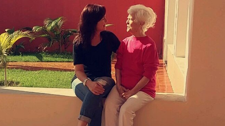 L&iacute;gia Galli, 59 anos, e sua m&atilde;e, &Aacute;urea Moraes Galli, 81 anos. &Aacute;urea recebeu o diagn&oacute;stico de dem&ecirc;ncia em 2012