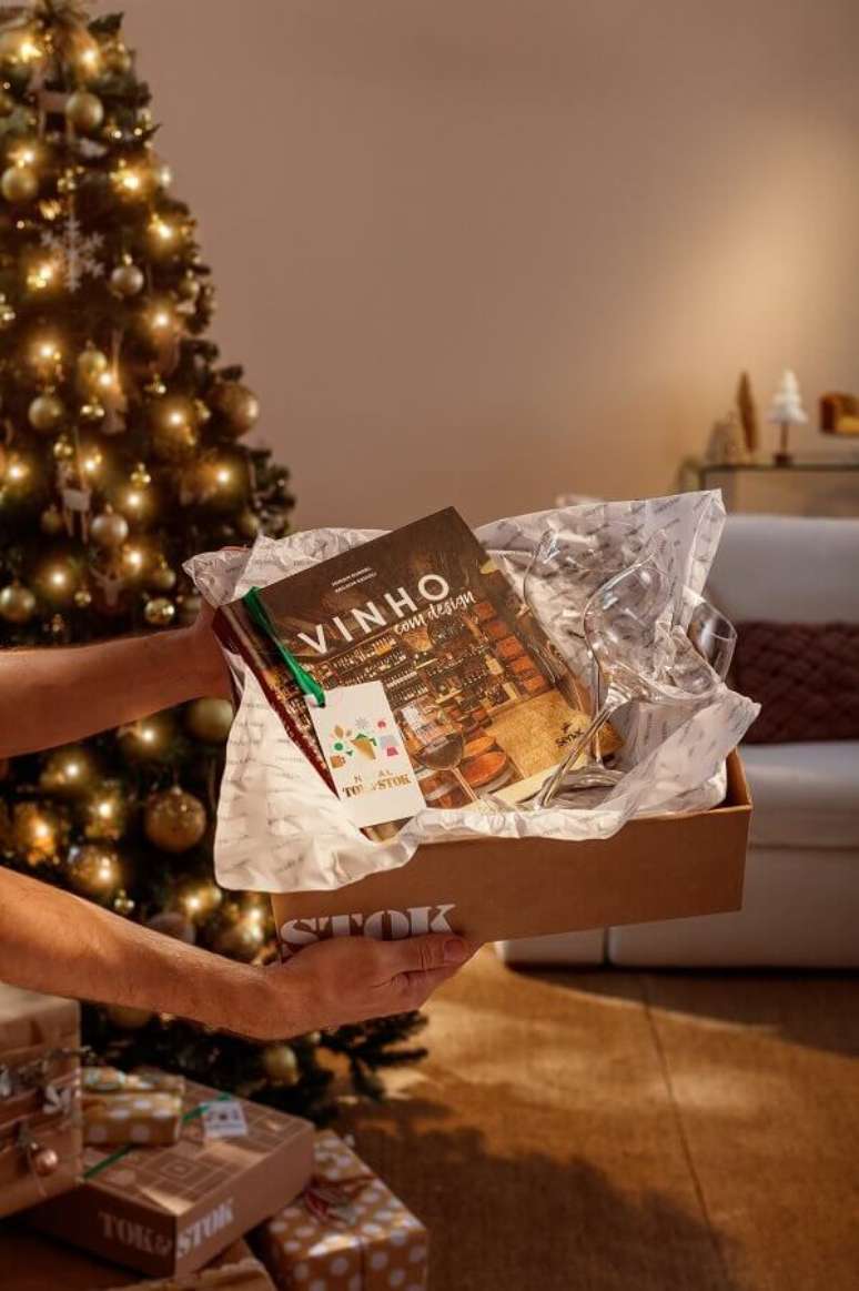9. Se voc&ecirc; tem um amigo ou familiar apaixonado por vinhos, um livro sobre o tema ser&aacute; o presente ideal &ndash; Foto: Tok&Stok
