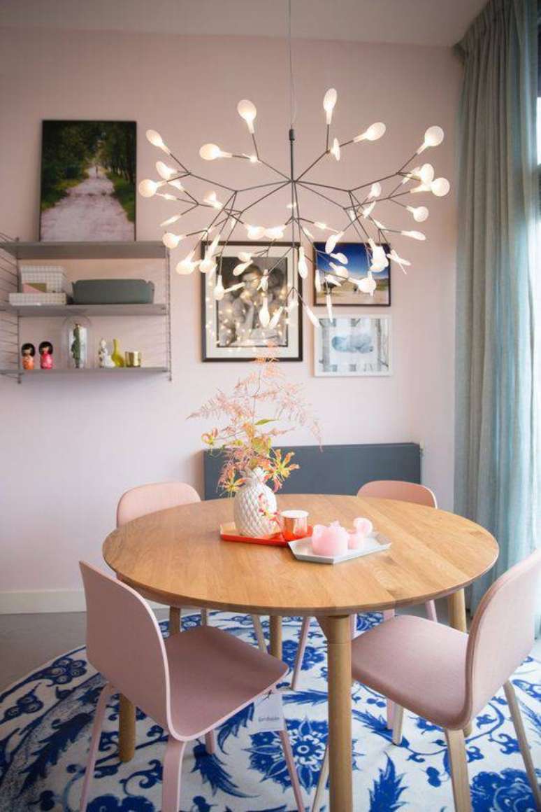 90. A sala de estar com cadeiras em tons pasteis tem tapete em cores contrastantes. Foto Sidnei Art