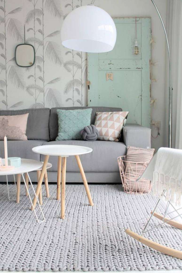 92. Pintar uma porta em cores pasteis pode transformar a sala de estar. Foto Living Room ideas