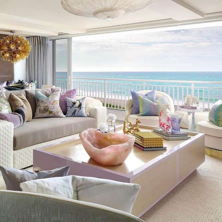 44. Varanda decorada com detalhes em tons pasteis &ndash; Foto: Lori Morris