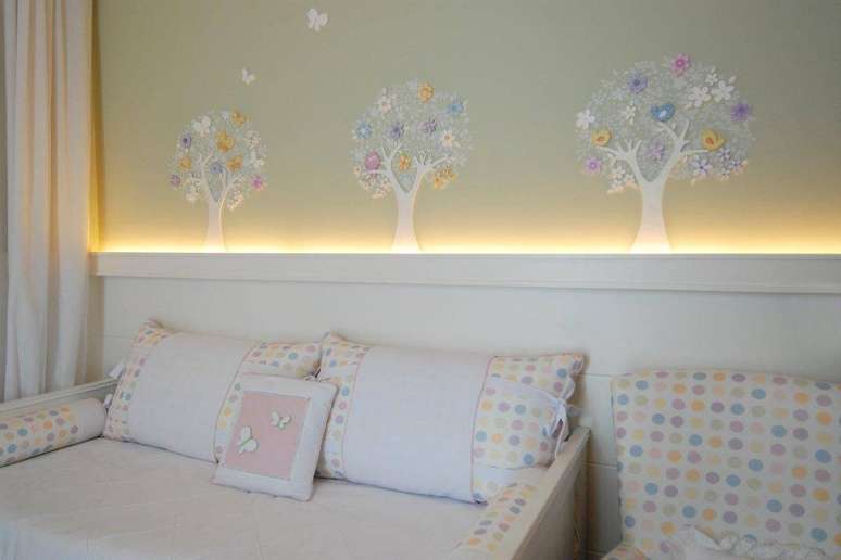 69. O quarto de beb&ecirc; com detalhes em cores pasteis fica lindo e transmite suavidade. Foto Interio Style