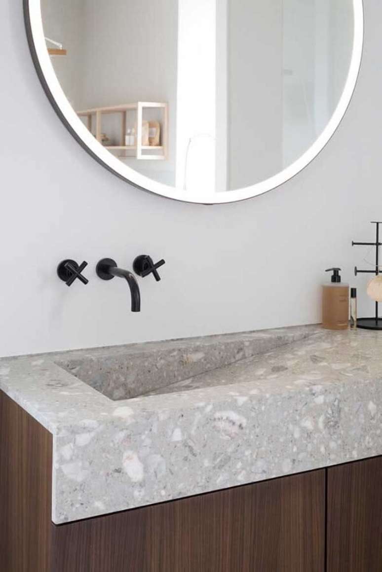 37. Cuba de porcelanato com torneira de parede &ndash; Foto Archello