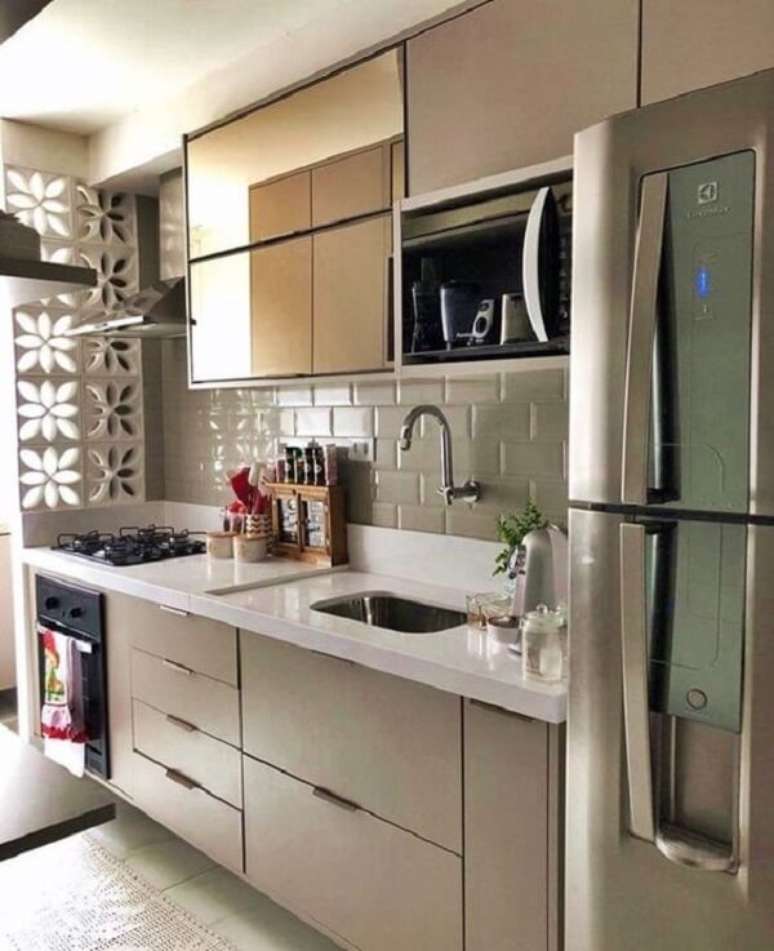 5. Cozinha pequena com torneira de parede e arm&aacute;rios planejados &ndash; Foto Dicas para uma Casa Moderna