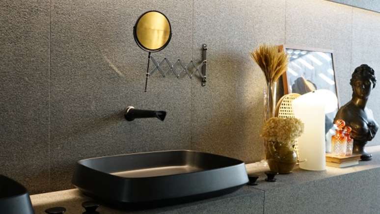 17. Torneira de parede para lavabo preta com cuba da mesma cor e decora&ccedil;&atilde;o moderna &ndash; Projeto Leo Shehtman