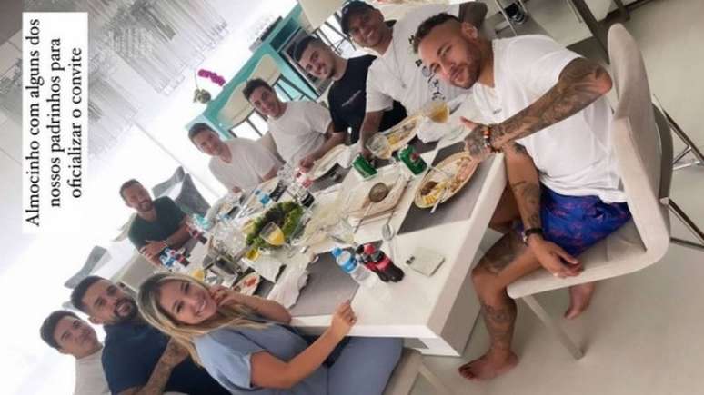 Neymar e amigos almoçando (Foto: Reprodução)