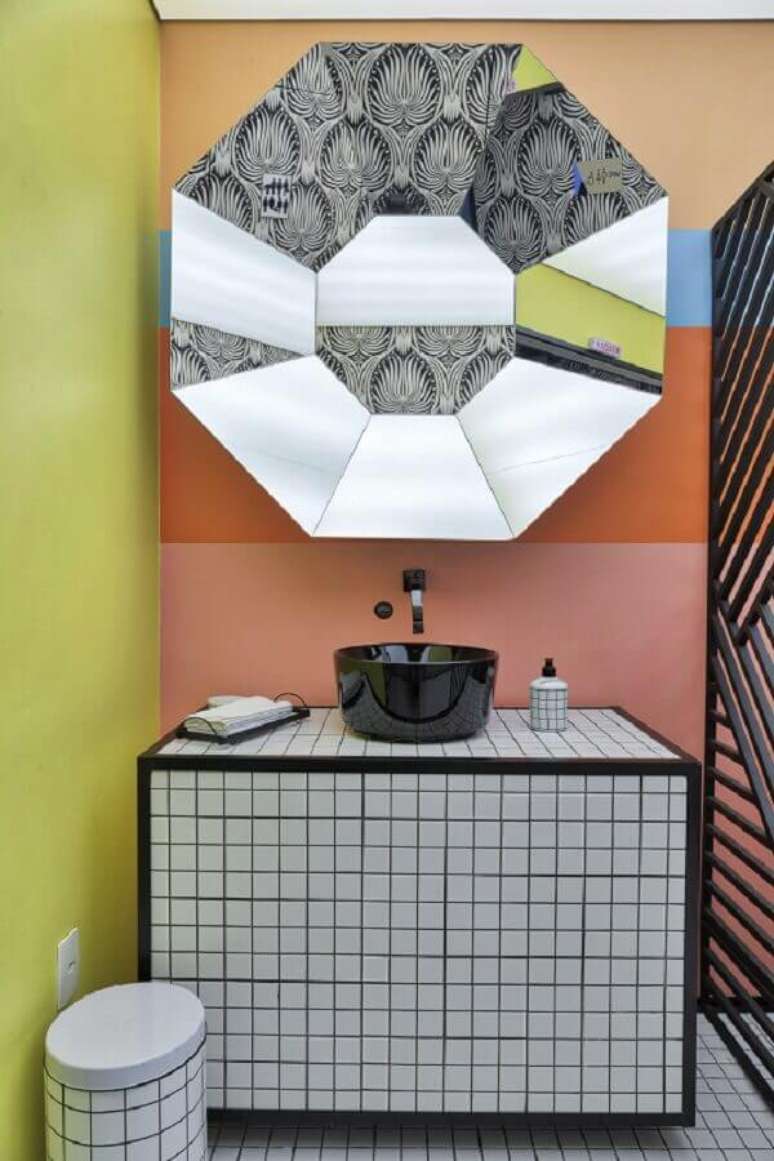 39. Decora&ccedil;&atilde;o colorida com cuba de sobrepor e torneira de parede preta &ndash; Projeto Lisandro Piloni