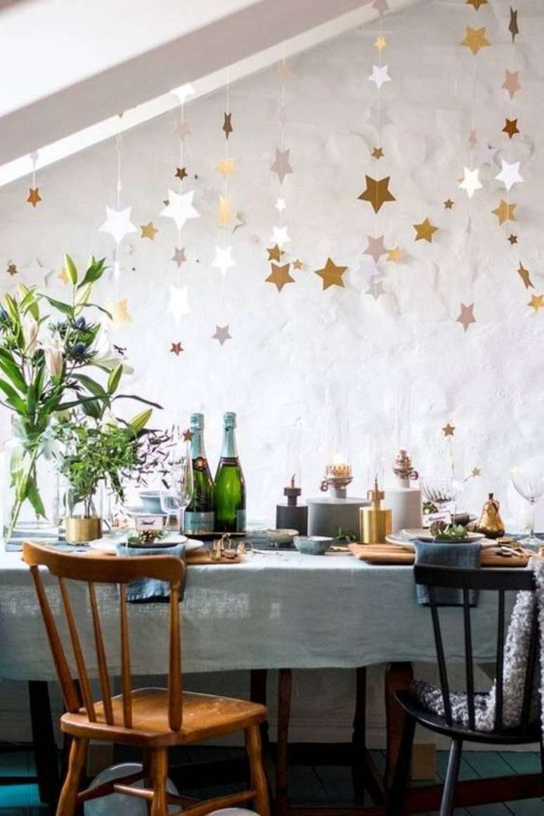 8. Decoração para final de ano: tons neutros como branco e cinza combinam muito bem com outras cores. Fonte: LovaHomy