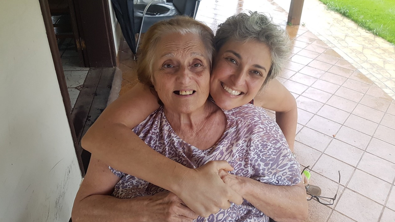 Eneide recebeu o diagn&oacute;stico de Doen&ccedil;a de Alzheimer em janeiro de 2015 e faleceu em 2019, aos 85 anos. 'Foram os melhores anos da vida dela', diz Denise.