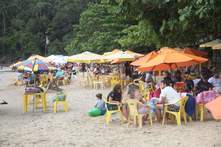 Movimentação na praia do Almada e do Engenho, em Ubatuba, durante feriado em Novembro