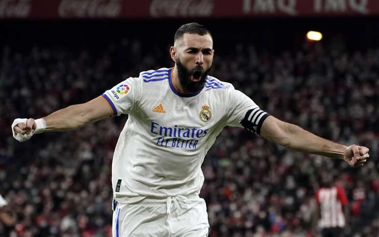 Benzema marca 2 gols na parta contra 