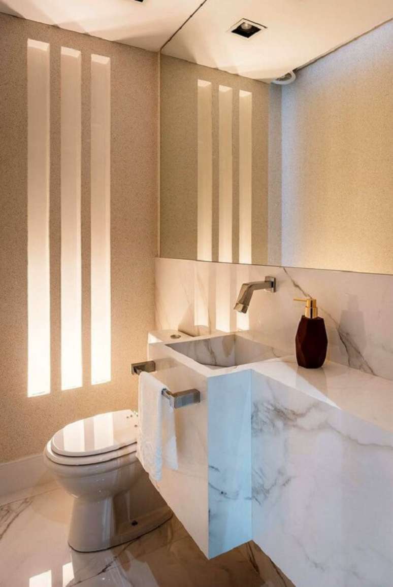 11. Decora&ccedil;&atilde;o luxuosa com cuba de porcelanato e torneira de parede &ndash; Foto Casa de Valentina