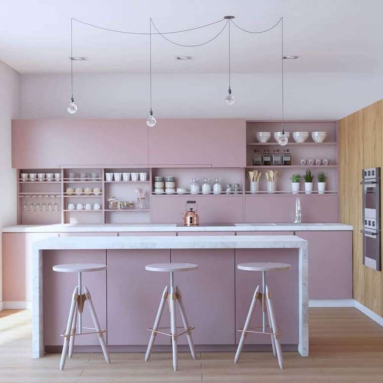 12. Linda cozinha moderna decorada em cores tons pasteis rosa com ilha de m&aacute;rmore &ndash; Foto: Ann Arquitetura