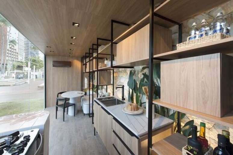 3. Cozinha com torneira de parede com filtro na cor preta e arm&aacute;rios planejados de madeira &ndash; Projeto Beatriz Miranda Foto Esdras Guimaraes