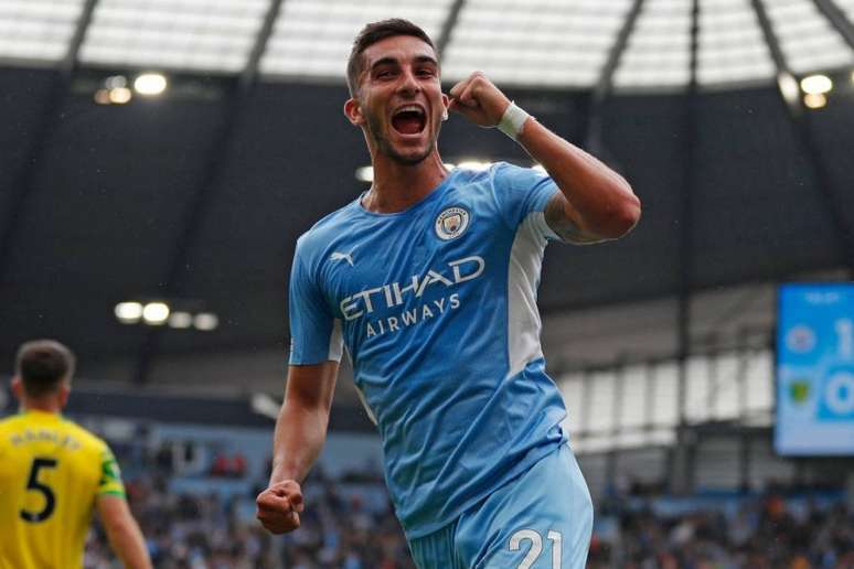 Ferrán Torres foi um dos principais nomes do Manchester City no início da temporada (Foto: ADRIAN DENNIS / AFP)