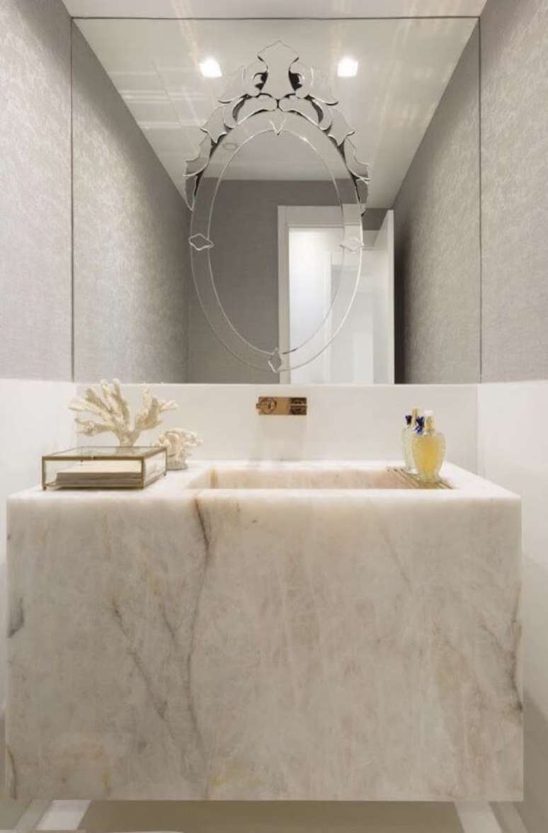 36. Cuba de porcelanato com torneira de parede dourada &ndash; Foto Home Fashion Trend