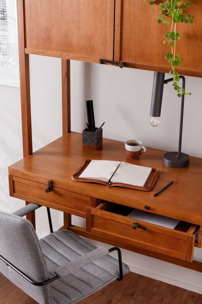 14. Agendas, porta-canetas, lumin&aacute;ria de mesa e at&eacute; um assento confort&aacute;vel s&atilde;o op&ccedil;&otilde;es para presentear quem estuda ou trabalha em casa Cr&eacute;dito: Tok&Stok