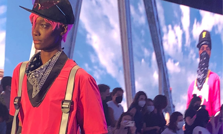 Perucas, sapatos de plataforma alt&iacute;ssima, jaquetas, e cores deram vida aos looks 