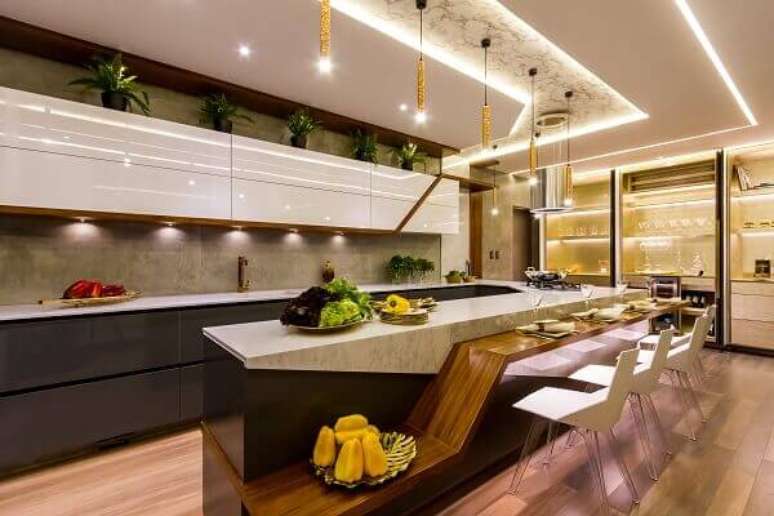 6. Cozinha moderna com torneira de parede rose gold gourmet &ndash; Foto Rodrigo Duran Silvana Valenzuela