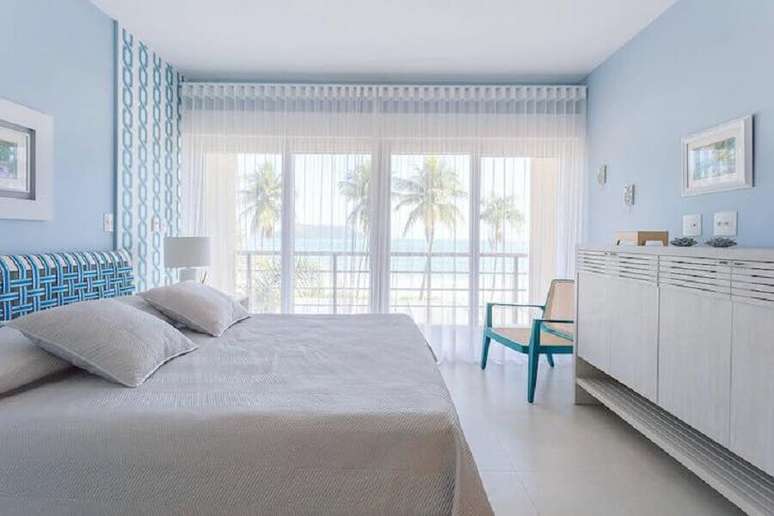 27. Quarto de casal azul e branco decorado em tons past&eacute;is &ndash; Foto: Fernanda Podolsky