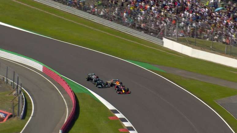 Hamilton e Verstappen se tocaram na curva Copse. Pior para o piloto da Red Bull