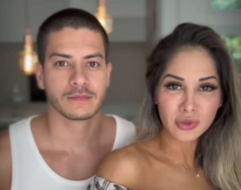 A influenciadora digital Mayra Cardi e o marido Arthur Aguiar, que decidiram voltar a morar na mesma casa  