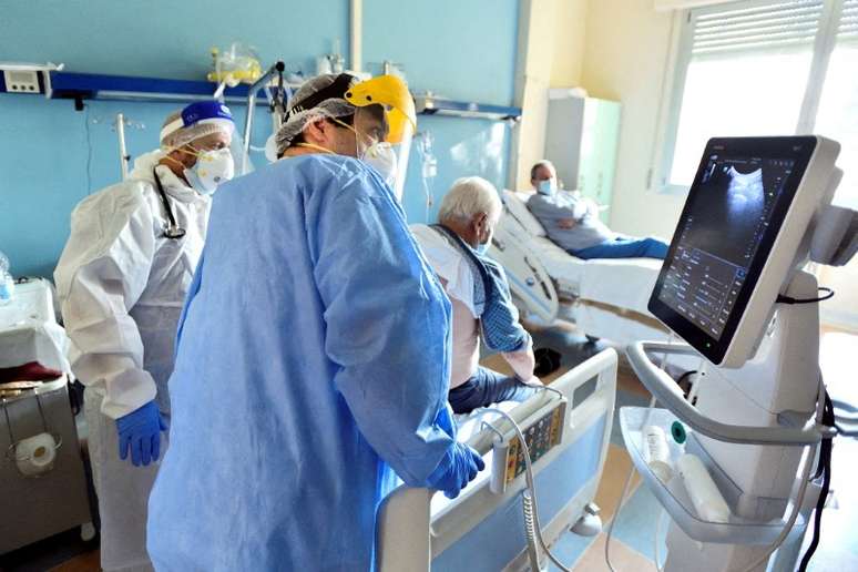 Médico examina paciente em hospital em Codogno, na Itália (foto ilustrativa)
REUTERS/Flavio Lo Scalzo