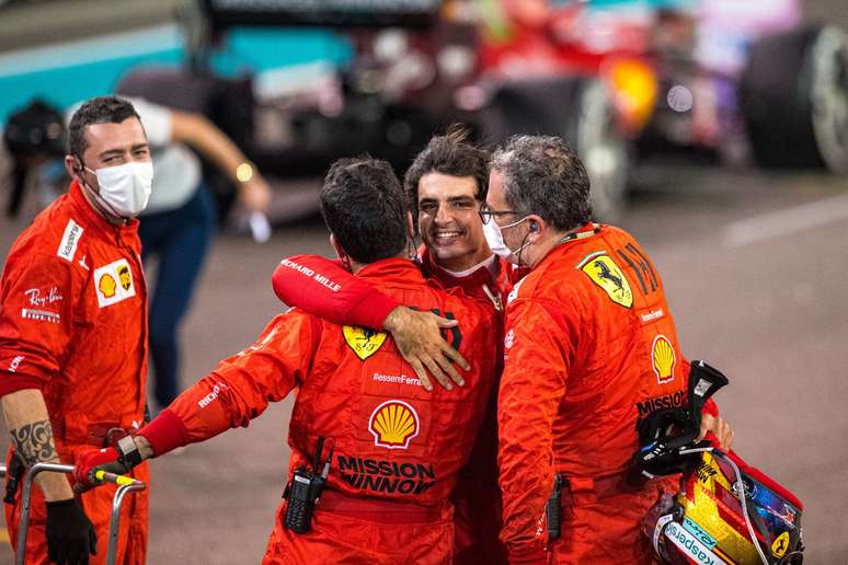 Carlos Sainz fechou a temporada feliz e no pódio em Abu Dhabi 