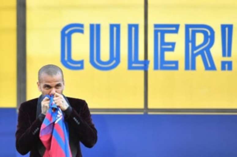 Daniel Alves também retornou à Catalunha (PAU BARRENA / AFP)