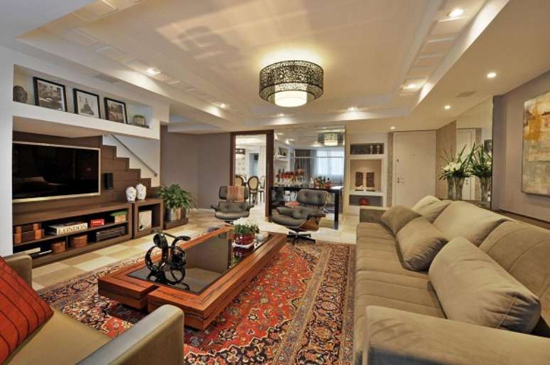 38. Poltrona charles eames cinza na sala de estar decorada clássica – Foto Bender Arquitetura