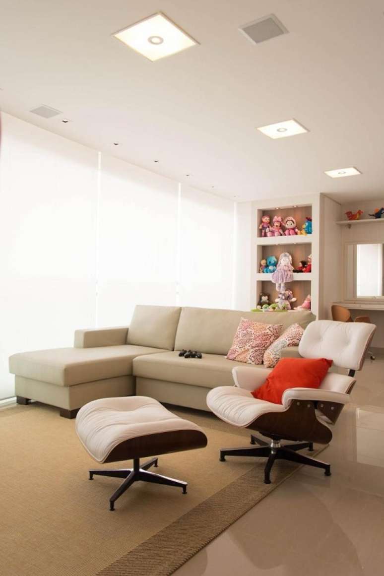 7. Sala de estar com poltrona charles eames branca e puff – Foto Raduan Arquitetura