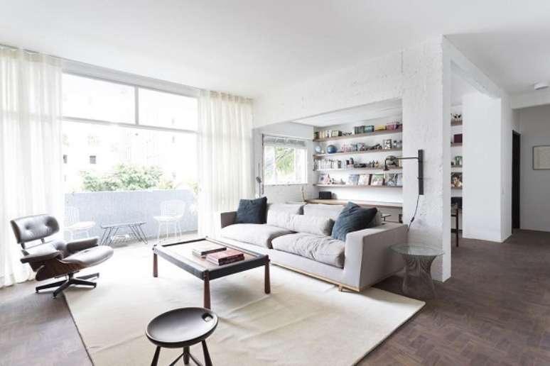 21. Sala de estar com poltrona charles eames – Foto Felipe Hess