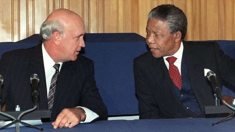 F.W. de Klerk libertou Nelson Mandela, que mais tarde foi eleito presidente da &Aacute;frica do Sul