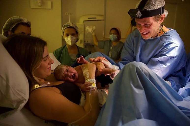 Shantal e o marido, Mateus Verdelho, no nascimento da filha, Domenica junto com médico Renato Kalil Instagram/Shantal