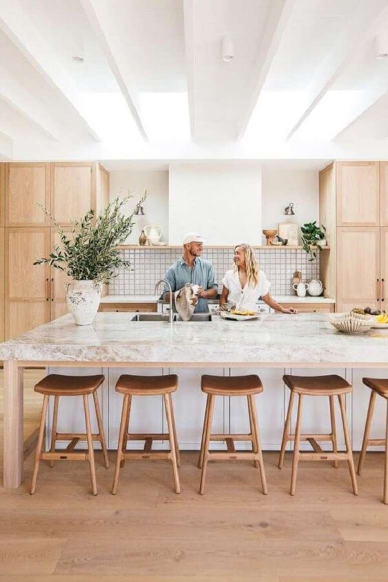17. Granito claro com bancos de madeira na cozinha – Foto Homes to Love U