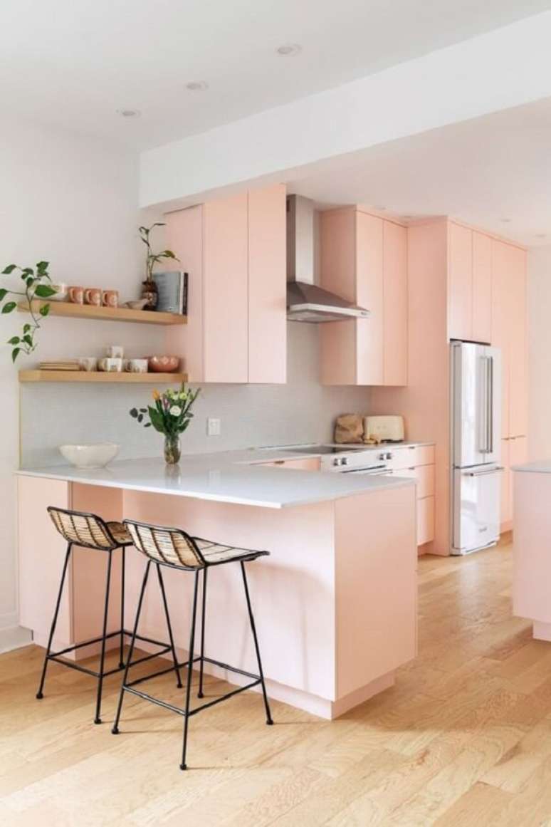 20. Cozinha rosa com bancada de granito claro – Foto Apartament Therapy