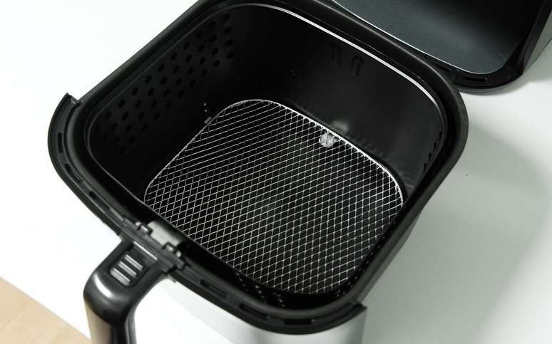 Cesto de air fryer limpo.