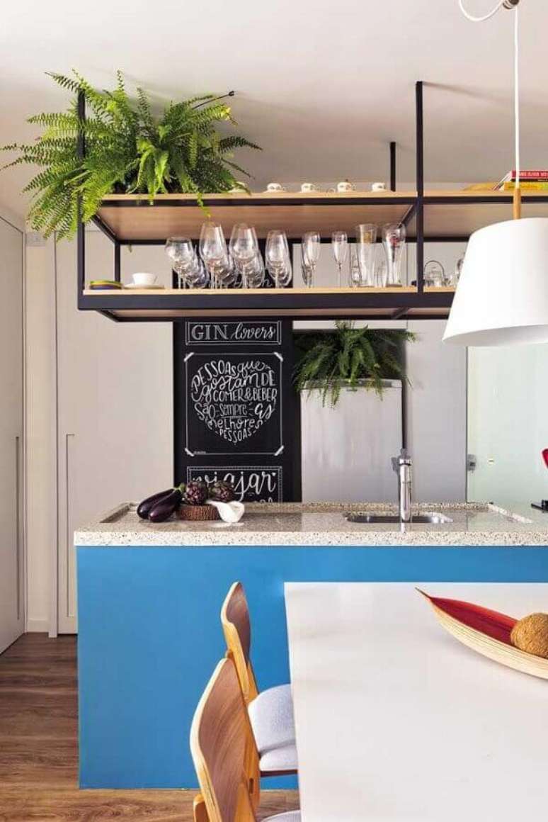 13. Bancada de granito claro para cozinha americana e revestimento azul &ndash; Foto Decor Facil