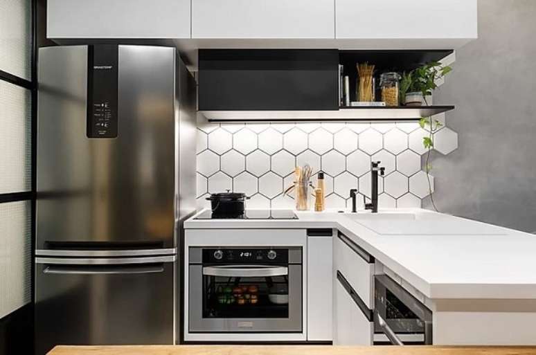 31. Cozinha com granito claro na cor branca e eletros em inox &ndash; Foto 3P Studio