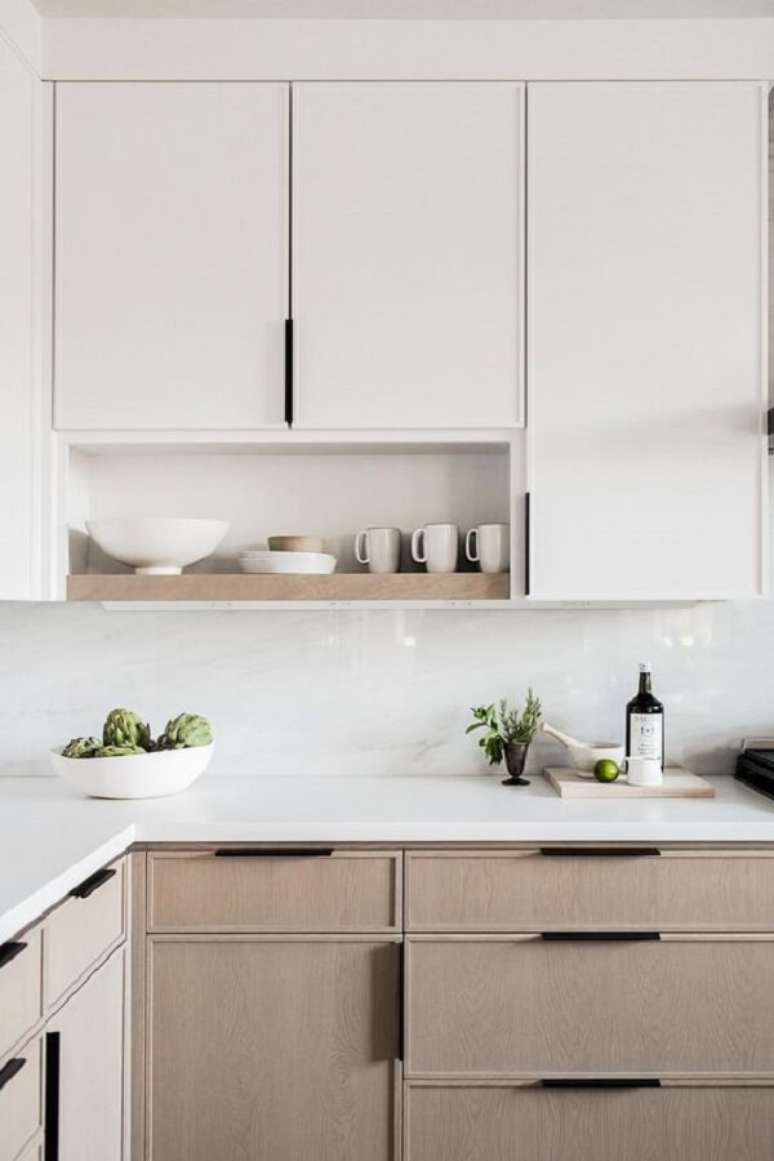 12. Bancada de granito claro em l para cozinha compacta – Foto Studio McGee