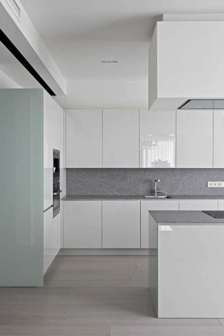 25. Cozinha branca com bancada granito claro cinza &ndash; Foto Archrevue