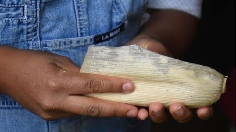 A base dos tamales lembra muito a pamonha brasileira