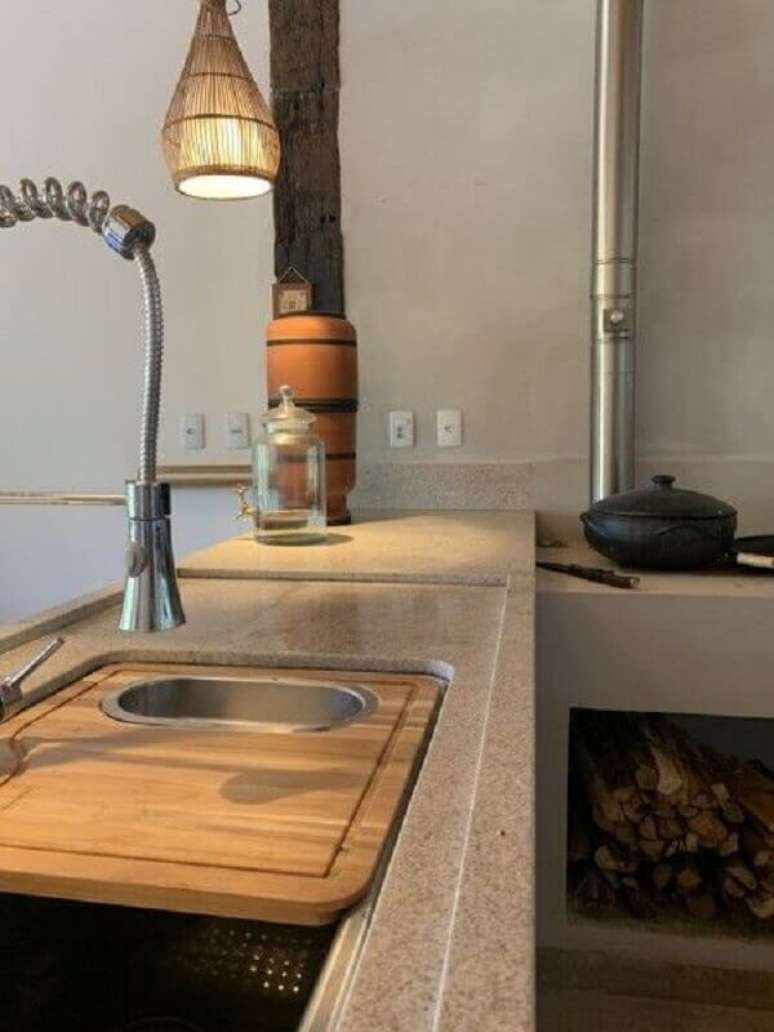 14. Bancada de granito claro para cozinha planejada com fog&atilde;o a lenha &ndash; Foto Habitissimo