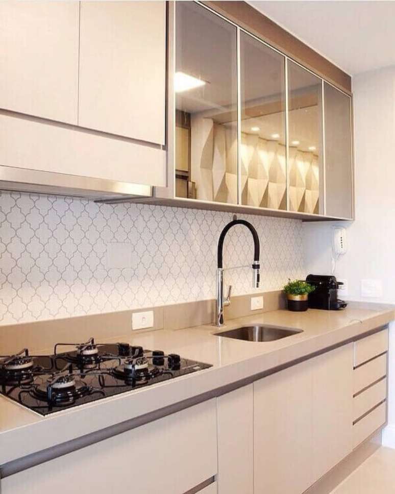 68. Arm&aacute;rio de cozinha com pia de granito claro e cooktop -Foto Arquiteta Suelen