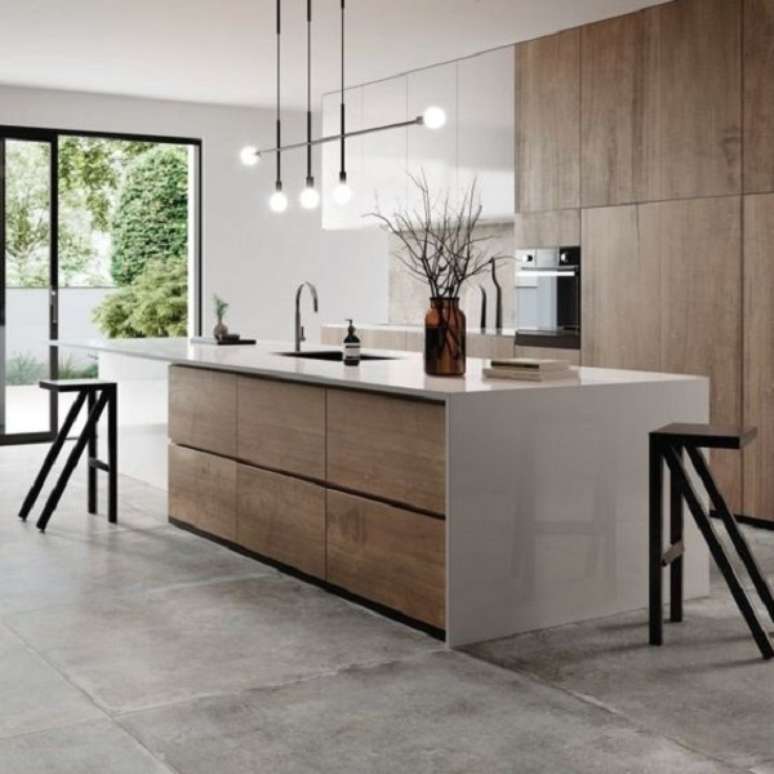 32. Cozinha com porcelanato cimento queimado e bancada de madeira e granito claro &ndash; Foto MVK