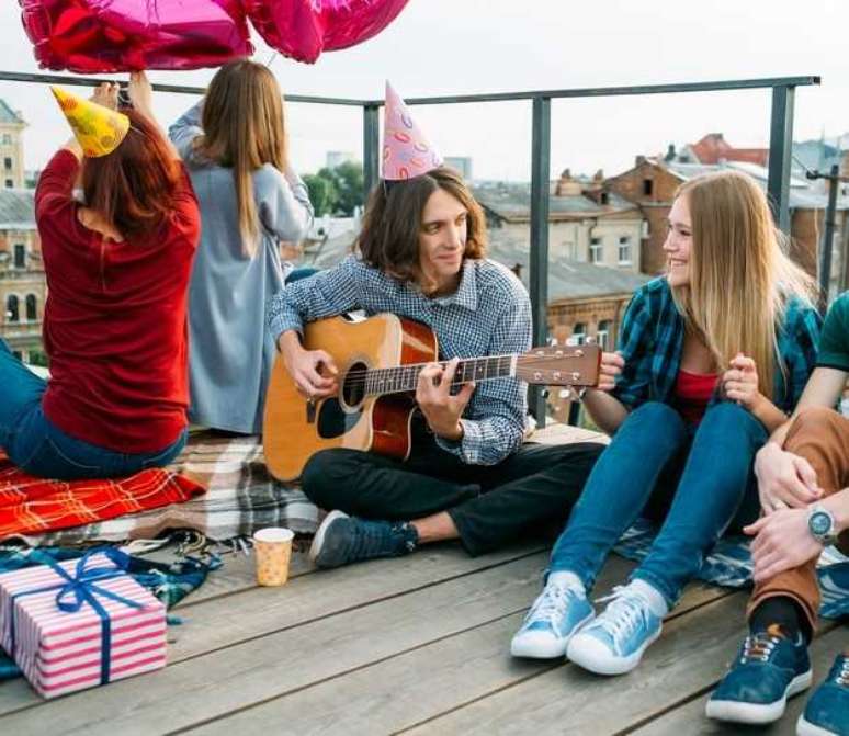 As músicas para tocar em festas de aniversário precisam estar no seu repertório (Foto/Freepik)